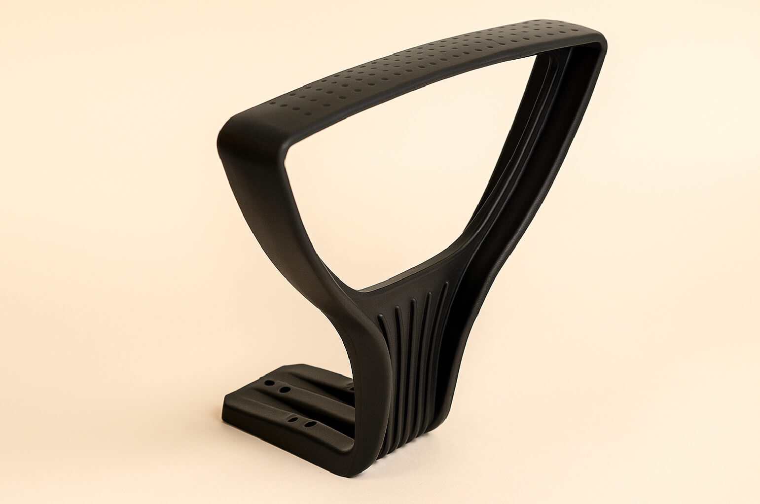 Apoyabrazo Golf, inyectado en poliamida con 25% de fibra de vidrio.