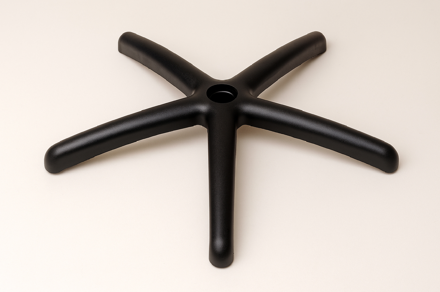 Base Arco: Base estrella Arco con diámetro de 630mm. inyectada en poliamida con 30% de fibra de vidrio para silla operativa.